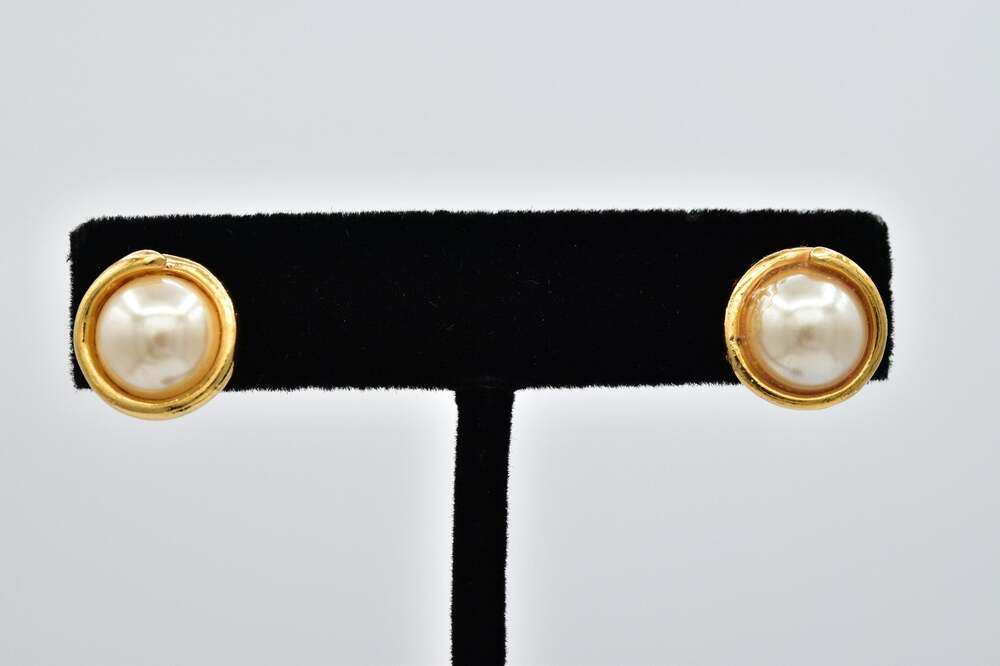 Vintage NOS Pearl Gold Tone Round Stud Earrings Classic Button 1980s 90s NS8